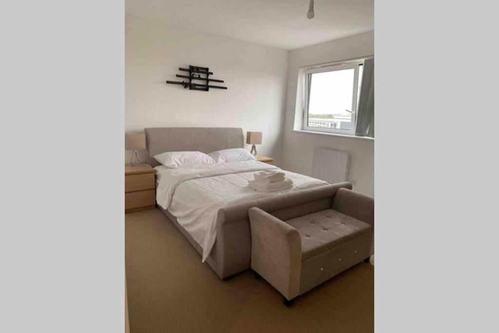 Luxury 1 Bedroom Apartment With Netflix & Parking Borehamwood Exterior photo